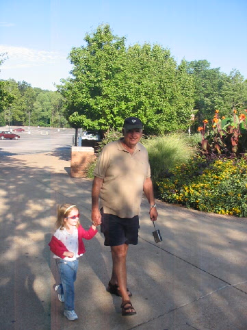 2006_09_03 Jane and Grandpa at zoo.jpg